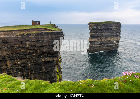 Downpatrick Kopf, Ballycastle, County Mayo, Donegal, Connacht, Irland, Europa. Ein Mann das Meer von der Spitze der Klippe. Stockfoto