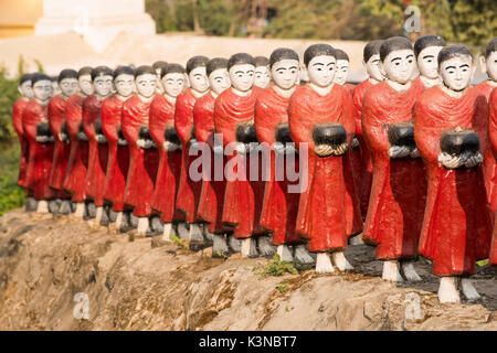 Rakhine, Myanmar. Mönche Statuen aufgereiht in einer Pagode. Stockfoto