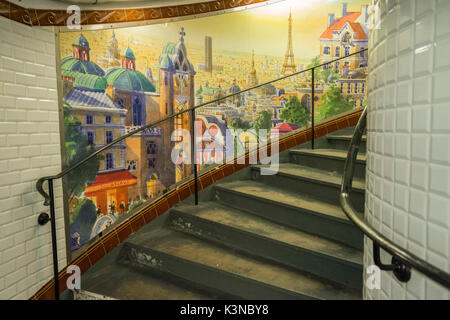 Abbesses: Wandgemälde und Wendeltreppe. Station Abbesses, Paris, Frankreich Stockfoto