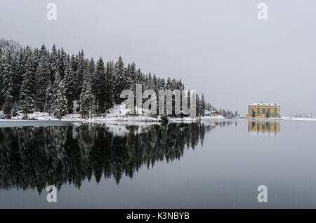Misurina See, Dolomiten, Venetien, Italien. Misurina liegt im See spiegeln Stockfoto