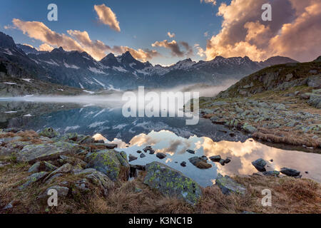 Lago Nero, Adamello-Brenta Geopark, Trentino-Südtirol, Italien. Ein Sonnenuntergang am schwarzen See und in den Naturpark Adamello-Brenta Stockfoto