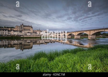 Burg und Brücke Reflexion. Amboise, Indre-et-Loire, Frankreich. Stockfoto