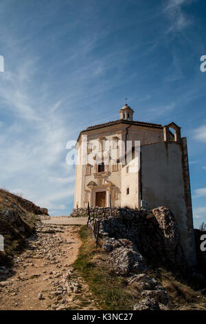 Europa, Italien, Abruzzen. Chiesa di Santa Maria della Pietà im Rocca Calascio Stockfoto