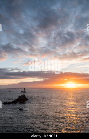 Vieille Leuchtturm von Raz Punkt bei Sonnenuntergang. Plogoff, Finistère, Bretagne, Frankreich. Stockfoto