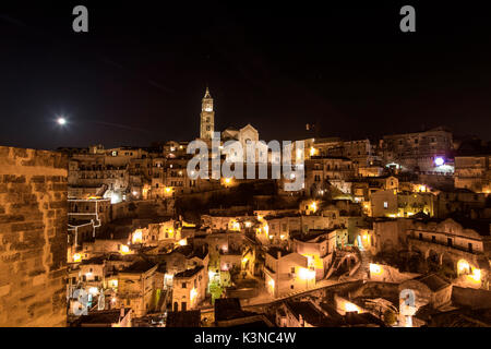 Europa, Italien, Basilicata, Potenza in der Nacht. Stockfoto