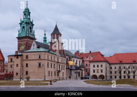 Krakau, Polen. Schloss und Kathedrale auf dem Wawel in Krakau, Polen. Im Inneren der Burg ist das berühmte Gemälde "Dame mit einem Emine' von Leonardo da Vinci erhalten Stockfoto