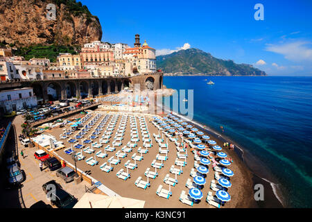 Anzeigen von Atrani, kleinen Dorf in Amalfi Küste. Kampanien, Italien, Europa Stockfoto