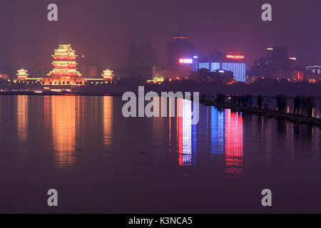 Nanchang Skyline bei Nacht wie aus dem Osten der Stadt gesehen. Hefei ist die Hauptstadt der Provinz Jianxi in China Stockfoto