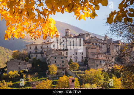 Das historische Dorf im Herbst Scanno - Abruzzen - Italien Stockfoto