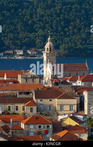 Blick auf Korcula Dorf und die Kathedrale von St. Mark (Korcula, Insel Korcula, Dubrovnik-Neretva County, Dalmatien, Kroatien, Europa) Stockfoto