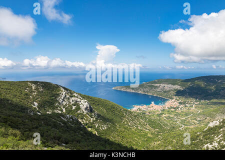 Blick auf das Dorf von komiza von Hum (Komiza, Insel Vis, Split-dalmatien County, Dalmatien, Kroatien, Europa) Stockfoto