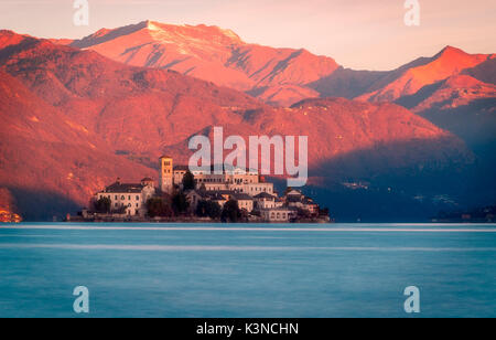 Sonnenaufgang über die Insel San Giulio, Orta San Giulio, Piemont, Italien Stockfoto