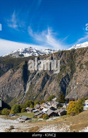 Blick auf Suisse, einem Ortsteil von Gämsen (Gämsen, Valtournenche, Provinz Aosta, Aostatal, Italien, Europa) Stockfoto