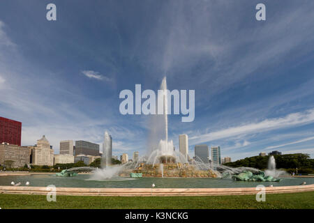 Die Buckingham Memorial Fountain, in der Grant Park (Millenium Park) und die Skyline von Chicago. Illinois, USA Stockfoto