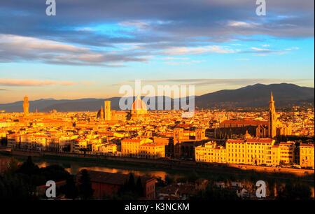 Europa, Italien, Toskana. Florenz bei Sonnenuntergang von der Piazzale Michelangelo, eine panoramische Sicht über die berühmte Stadt der Toskana. Stockfoto