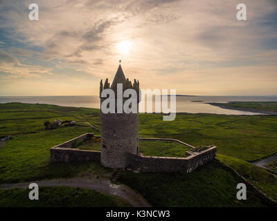 Schloss von Doolin, County Clare, Provinz Munster, Irland, Europa. Luftaufnahme. Stockfoto