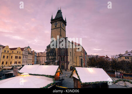 Prag, Tschechische Republik Der Uhrturm in Prag in der Dämmerung fotografiert, im Vordergrund Weihnachten Stände Stockfoto