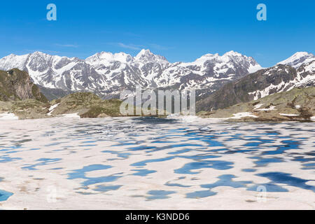 Das Eis schmilzt, wie Sommer Ansätze auf diesem See in Piz Lunghin, Schweiz Stockfoto