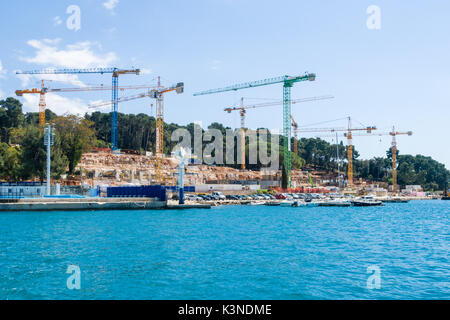 Rovinj, Kroatien - 29. April 2017: Baukräne am Meer einen neuen Beach Resort, Hotel am Meer, Bauarbeiten, schwere Machi Stockfoto