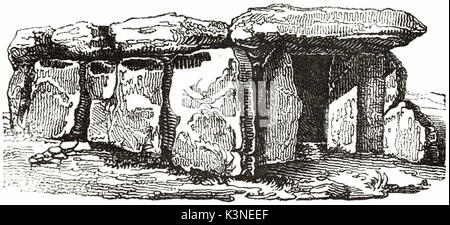 Alte steinerne Grab über einen weißen Hintergrund. Alte Ansicht der Roche-aux-Gebühren passage Grave in Esse Bretagne. Von unbekannter Autor auf Magasin Pittoresque Paris 1839 veröffentlicht. Stockfoto