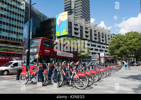 Santander Docking Station an der Hampstead Road mit Blick auf Gary Humes 'Pecking Bird' Kunstwerk. Stockfoto