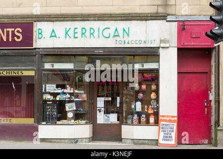 Tobacconist Shop-Spezialist Trafiken und Sweet Shop B Kerrigan, Perth, Schottland, UK Stockfoto