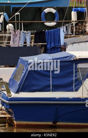 Ein Hausboot oder live an Bord auf einem Kanal oder Fluss mit etwas Spülmittel heraus hängen auf der Linie am Hafen oder Steg in der Nähe der Liegeplätze Stockfoto