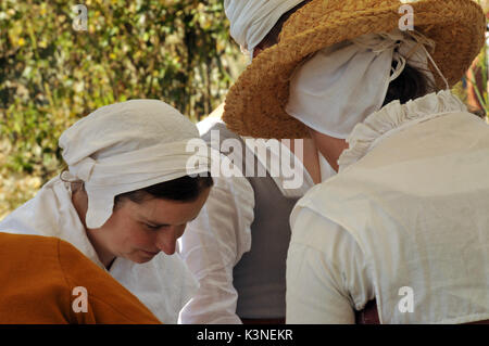 Schauspieler Tänzer gekleidet in historischen Kostümen aus dem 15. und 16. Jahrhunderts wolverton Manor Garden Festival auf der Isle of Wight Stockfoto