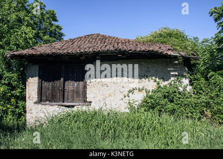 Auf dem Land, in den Osten Serbien - verlassene Landhaus Stockfoto