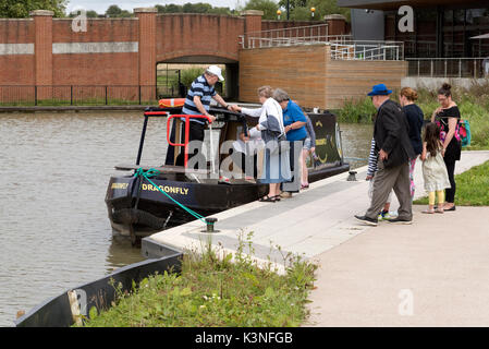 Die Libelle Kanal Boot mit Passagieren an Bord für eine Reise entlang der Wasserstraße. Waitrose Bootssteg Swindon, Wiltshire GROSSBRITANNIEN. August 2017 Stockfoto