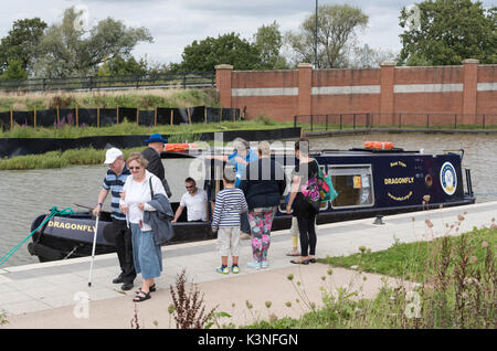 Die Libelle Kanal Boot mit Passagieren an Bord für eine Reise entlang der Wasserstraße. Waitrose Bootssteg Swindon, Wiltshire GROSSBRITANNIEN. August 2017 Stockfoto