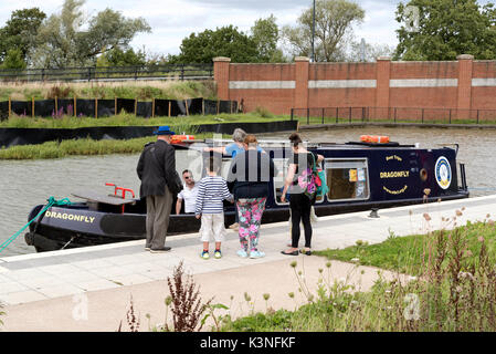 Die Libelle Kanal Boot mit Passagieren an Bord für eine Reise entlang der Wasserstraße. Waitrose Bootssteg Swindon, Wiltshire GROSSBRITANNIEN. August 2017 Stockfoto