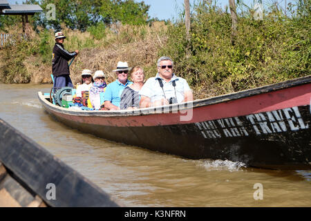 Ernsthafte Touristen auf einer Bootsfahrt auf dem Inle See, Myanmar Stockfoto