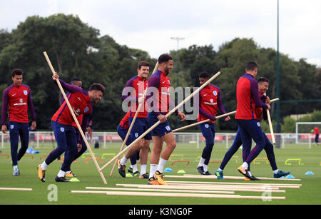 England Spieler teilen ein Witz während einer Schulung in Enfield Training Centre, London. Stockfoto