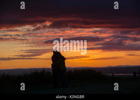 Ein paar Streicheleinheiten, da Sie den Sonnenuntergang von Coaley Peak in Gloucestershire. Stockfoto