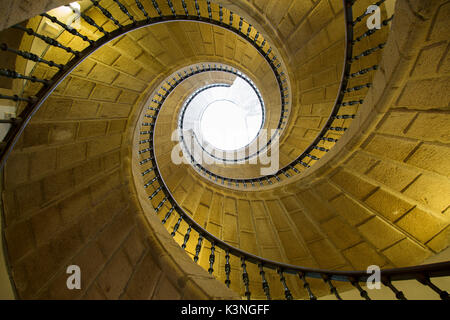 Beleuchtete Wendeltreppe, galizischen Völker Museum, Santiago de Compostela, Galicien, Spanien Stockfoto