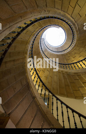 Beleuchtete Wendeltreppe, galizischen Völker Museum, Santiago de Compostela, Galicien, Spanien Stockfoto