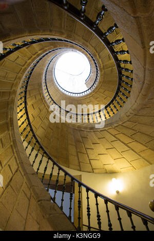 Beleuchtete Wendeltreppe an der Galizischen Völker Museum, Santiago de Compostela, Galicien, Spanien Stockfoto