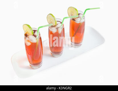 Gläser Eistee mit Zitrone Limette Slice Stockfoto