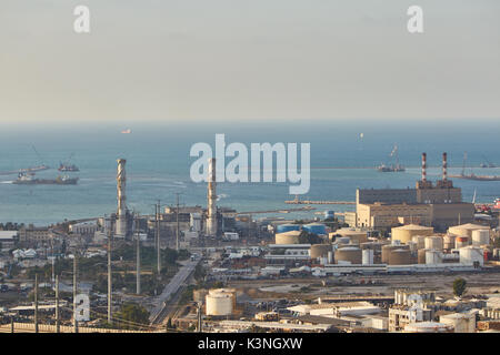 Haifa industrial Port, Antenne Panoramablick auf die Landschaft Foto. Stockfoto