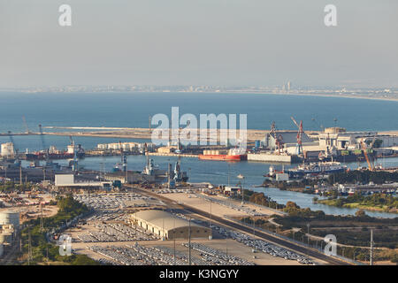 Haifa industrial Port, Antenne Panoramablick auf die Landschaft Foto. Stockfoto