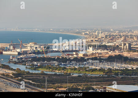 Haifa industrial Port, Antenne Panoramablick auf die Landschaft Foto. Stockfoto