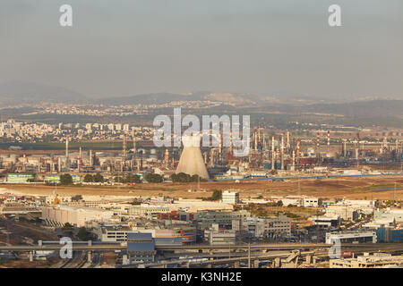 Wette Zikuk Fabrik in Haifa, Antenne Panoramablick auf das Foto. Stockfoto