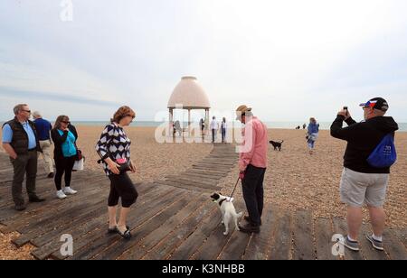 Besucher Blick auf ein Stück von Lubaina Himid genannt Geleeform Pavillon am Strand in Folkestone, Kent während der folkestone Triennale kunst Veranstaltung. Stockfoto