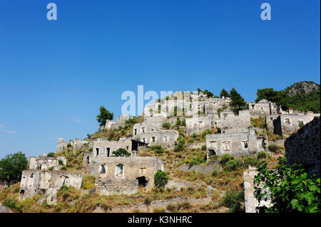 Ein Blick auf die Klippen Stadt Kayaköy in Fethiye, Türkei. Stockfoto