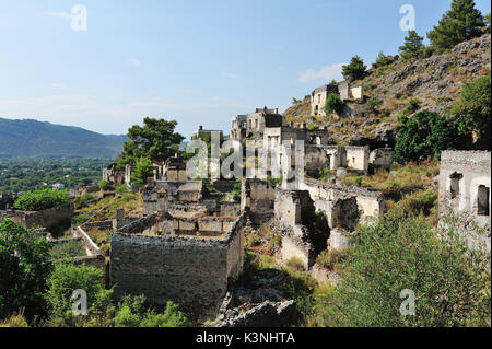 Ein Blick auf die Klippen Stadt Kayaköy in Fethiye, Türkei. Stockfoto