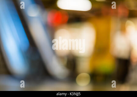 Abstrakte verschwommenes Bild von Rolltreppe in Shopping mall Store für den Hintergrund. Stockfoto