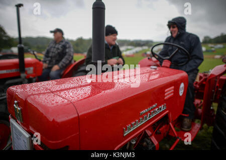 Regentropfen sitzen auf der Motorverkleidung eines 1957 McCormick International Modell B 250 als Oldtimer Traktoren Parade im Regen in Northleach Dampf & Amp; Jahrgang angezeigt, Gloucestershire. Stockfoto