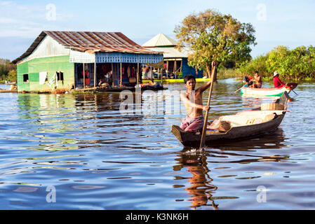 See Tonle Sap, Kambodscha - Januar 04, 2017: Blick auf ein unbekannter Mann Rudern in seinem Boot. Tonle Sap bezieht sich auf ein Süßwassersee Stockfoto