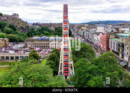 Edinburgh, Großbritannien - 15 August, 2014: Blick auf das Festival Rad, eine große und temporäre mechanische Riesenrad Stockfoto